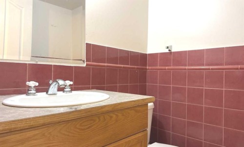 244 Los Alamos Place Ne, Calgary, AB - Indoor Photo Showing Bathroom