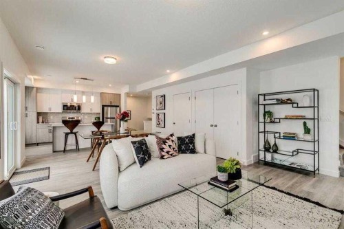 72-2117 81St Street Sw, Calgary, AB - Indoor Photo Showing Living Room