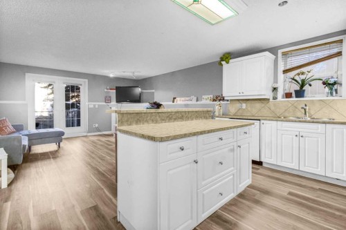 102-139 26 Avenue Nw, Calgary, AB - Indoor Photo Showing Other Room