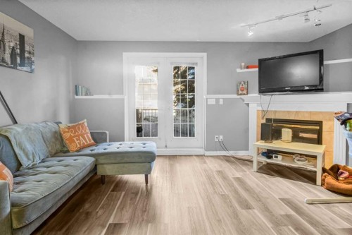 102-139 26 Avenue Nw, Calgary, AB - Indoor Photo Showing Living Room