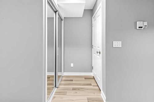 102-139 26 Avenue Nw, Calgary, AB - Indoor Photo Showing Other Room