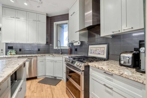 47 28 Avenue Sw, Calgary, AB - Indoor Photo Showing Kitchen With Upgraded Kitchen
