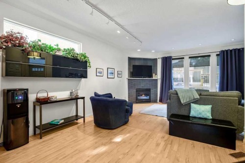 47 28 Avenue Sw, Calgary, AB - Indoor With Fireplace