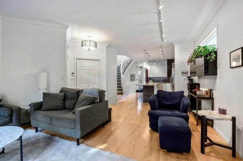 47 28 Avenue Sw, Calgary, AB - Indoor Photo Showing Living Room