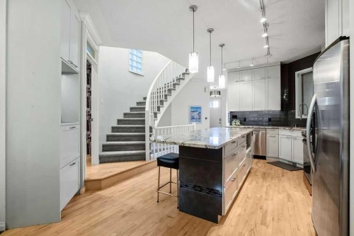 47 28 Avenue Sw, Calgary, AB - Indoor Photo Showing Kitchen With Upgraded Kitchen