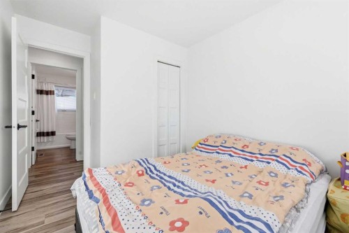 69 Harrow Crescent Sw, Calgary, AB - Indoor Photo Showing Bedroom