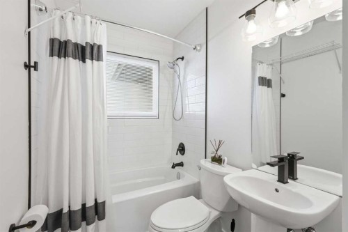 69 Harrow Crescent Sw, Calgary, AB - Indoor Photo Showing Bathroom