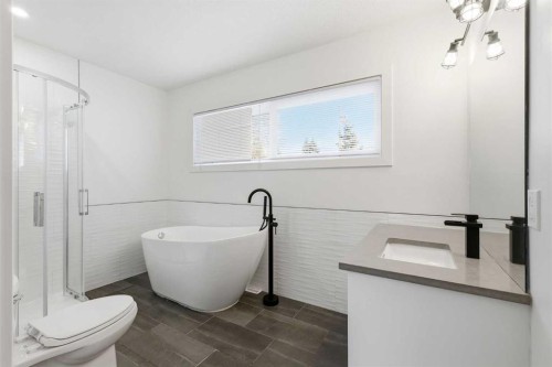 69 Harrow Crescent Sw, Calgary, AB - Indoor Photo Showing Bathroom