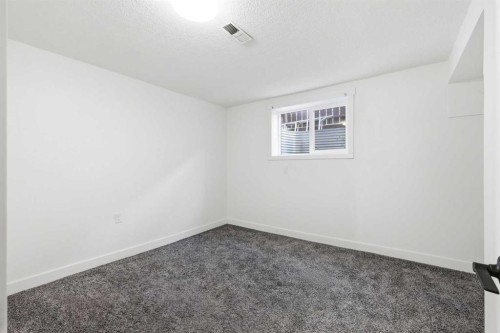 69 Harrow Crescent Sw, Calgary, AB - Indoor Photo Showing Other Room