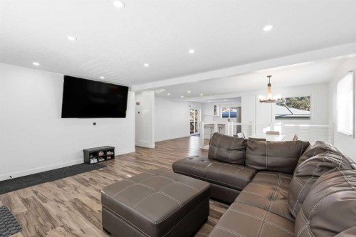 69 Harrow Crescent Sw, Calgary, AB - Indoor Photo Showing Living Room