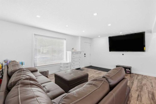 69 Harrow Crescent Sw, Calgary, AB - Indoor Photo Showing Living Room