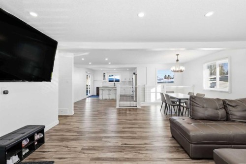 69 Harrow Crescent Sw, Calgary, AB - Indoor Photo Showing Living Room