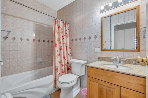 713 44 Street Se, Calgary, AB - Indoor Photo Showing Bathroom