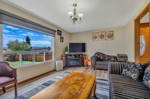 713 44 Street Se, Calgary, AB - Indoor Photo Showing Living Room