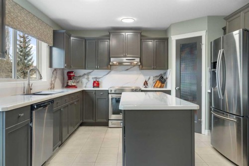 124 Cresthaven Place Sw, Calgary, AB - Indoor Photo Showing Kitchen