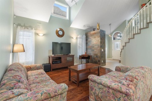 124 Cresthaven Place Sw, Calgary, AB - Indoor Photo Showing Living Room