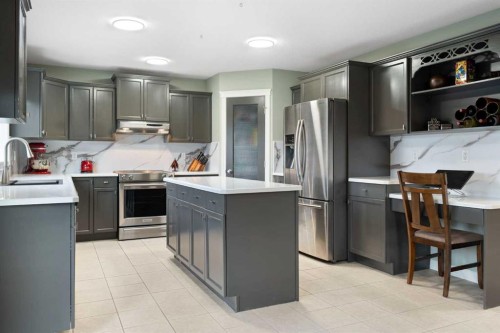 124 Cresthaven Place Sw, Calgary, AB - Indoor Photo Showing Kitchen