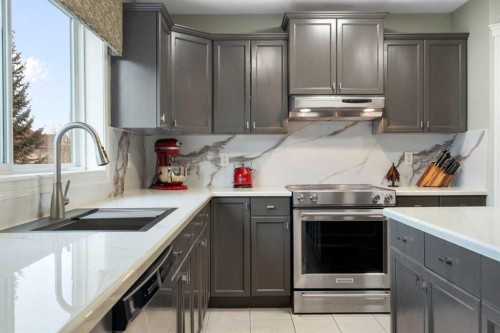 124 Cresthaven Place Sw, Calgary, AB - Indoor Photo Showing Kitchen