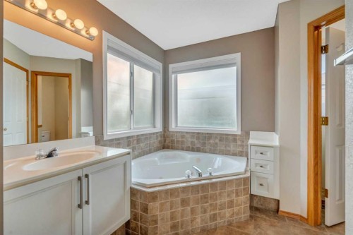 60 Citadel Peak Mews Nw, Calgary, AB - Indoor Photo Showing Bathroom