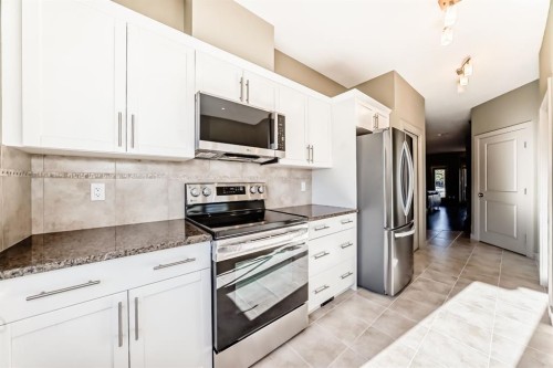 12 Cougar Ridge Landing Sw, Calgary, AB - Indoor Photo Showing Kitchen
