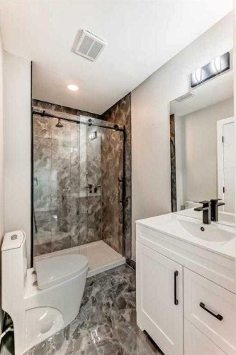 15104 1 Street Se, Calgary, AB - Indoor Photo Showing Bathroom