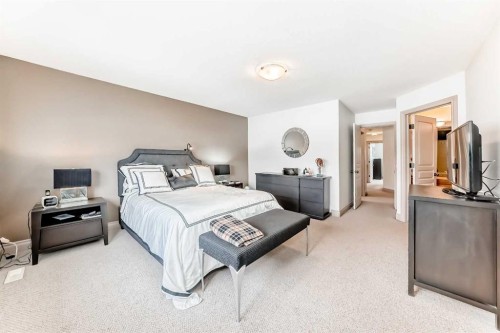 252 18 Avenue Nw, Calgary, AB - Indoor Photo Showing Bedroom