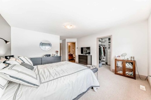 252 18 Avenue Nw, Calgary, AB - Indoor Photo Showing Bedroom