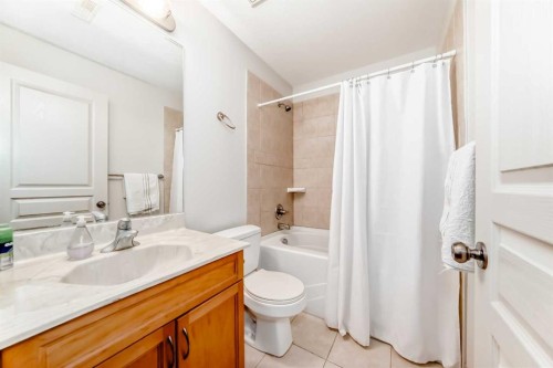252 18 Avenue Nw, Calgary, AB - Indoor Photo Showing Bathroom