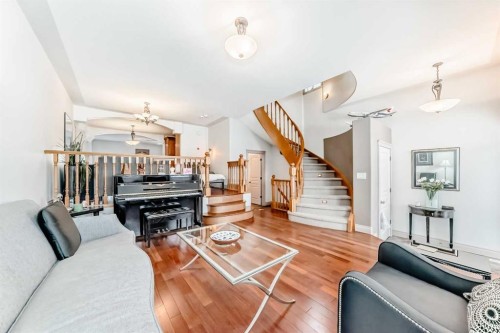 252 18 Avenue Nw, Calgary, AB - Indoor Photo Showing Living Room