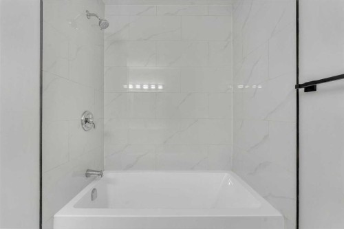 8420 Centre Street Ne, Calgary, AB - Indoor Photo Showing Bathroom