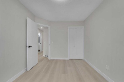 8420 Centre Street Ne, Calgary, AB - Indoor Photo Showing Other Room