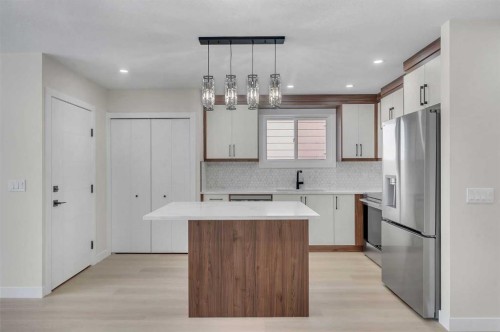 8420 Centre Street Ne, Calgary, AB - Indoor Photo Showing Kitchen