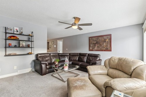 135 Auburn Sound Manor Se, Calgary, AB - Indoor Photo Showing Living Room