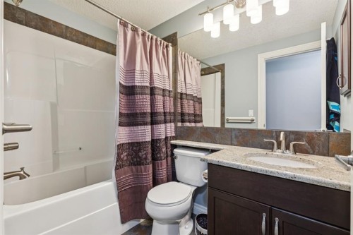 135 Auburn Sound Manor Se, Calgary, AB - Indoor Photo Showing Bathroom