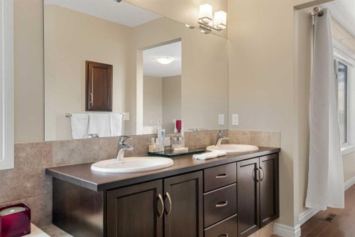 48 Evanswood Circle Nw, Calgary, AB - Indoor Photo Showing Bathroom
