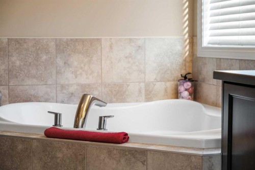 48 Evanswood Circle Nw, Calgary, AB - Indoor Photo Showing Bathroom