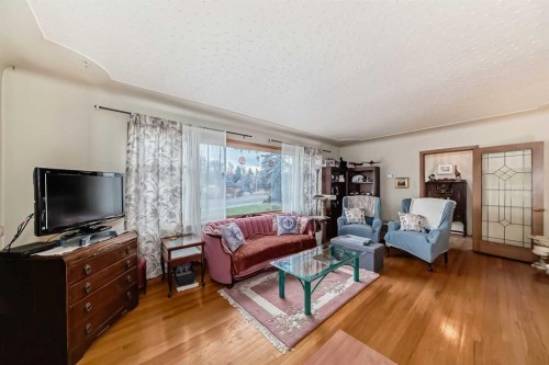 3205 4 Street Sw, Calgary, AB - Indoor Photo Showing Living Room