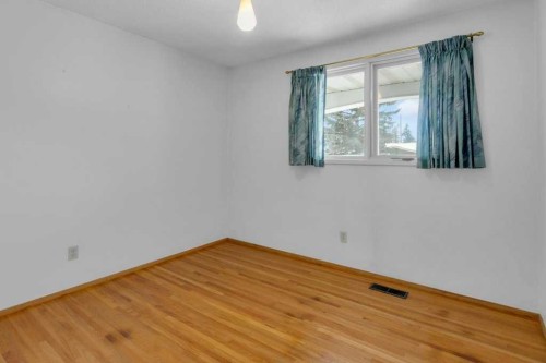 113 Brown Crescent Nw, Calgary, AB - Indoor Photo Showing Other Room