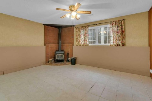 113 Brown Crescent Nw, Calgary, AB - Indoor Photo Showing Other Room