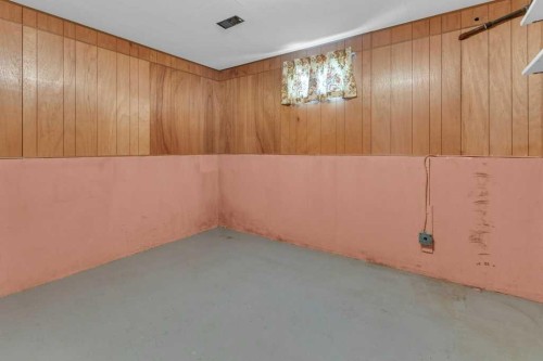 113 Brown Crescent Nw, Calgary, AB - Indoor Photo Showing Other Room