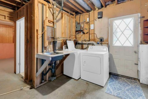 113 Brown Crescent Nw, Calgary, AB - Indoor Photo Showing Laundry Room