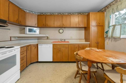 113 Brown Crescent Nw, Calgary, AB - Indoor Photo Showing Kitchen