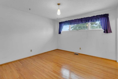 113 Brown Crescent Nw, Calgary, AB - Indoor Photo Showing Other Room