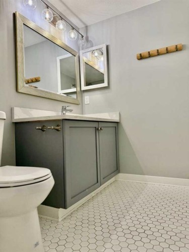 1212-2518 Fish Creek Boulevard Sw, Calgary, AB - Indoor Photo Showing Bathroom