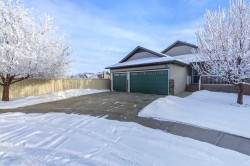 734 Woodside Bay NW Airdrie, AB T4B 2W2
