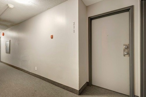 211-1335 12 Avenue Sw, Calgary, AB - Indoor Photo Showing Other Room