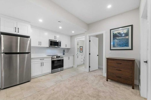 1919 21 Avenue Nw, Calgary, AB - Indoor Photo Showing Kitchen