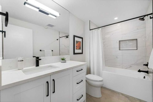 1919 21 Avenue Nw, Calgary, AB - Indoor Photo Showing Bathroom