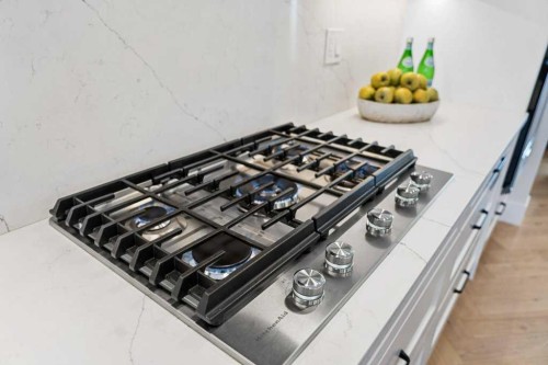 1919 21 Avenue Nw, Calgary, AB - Indoor Photo Showing Kitchen