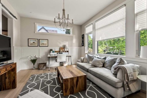 4115 15 Street Sw, Calgary, AB - Indoor Photo Showing Living Room